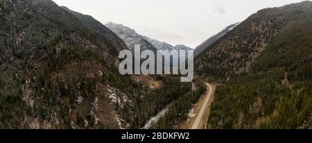 Vue panoramique aérienne d'une route panoramique dans la montagne canadienne Banque D'Images