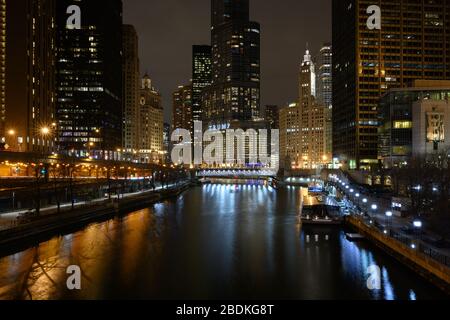 Vue sur la rivière Chicago avec le Wrigley Building et l'hôtel et la tour internationaux de Trump en arrière-plan. Banque D'Images