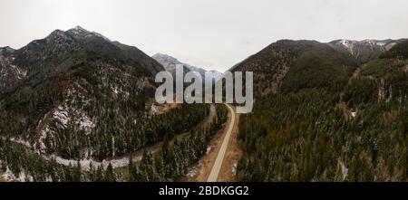 Vue panoramique aérienne d'une route panoramique dans la montagne canadienne Banque D'Images