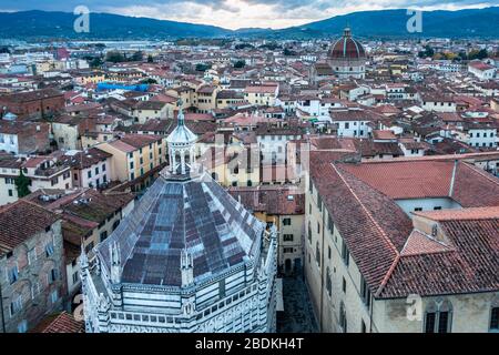 Belle vue aérienne de Pistoia depuis le clocher de la cathédrale San Zeno, le meilleur point de vue de la ville, Toscane, Italie Banque D'Images