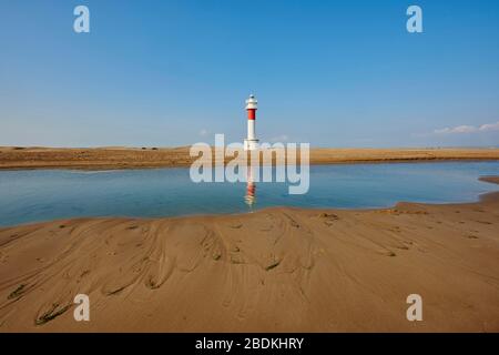 Phare loin del Fangar à la plage de sable, delta de la rivière ebro, Catalogne Espagne Banque D'Images