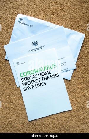 Lettre et dossier d'information envoyés par le gouvernement britannique aux ménages britanniques en avril 2020, donnant des instructions pour suivre et détailler les conseils sur l'évitement de la passation de marché du coronavirus. Banque D'Images