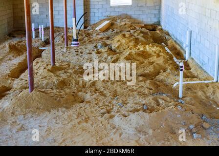 PEX et tuyaux d'égouts de drainage dans la maison sous-sol système d'assemblage de tuyaux sanitaires dans le sol Banque D'Images