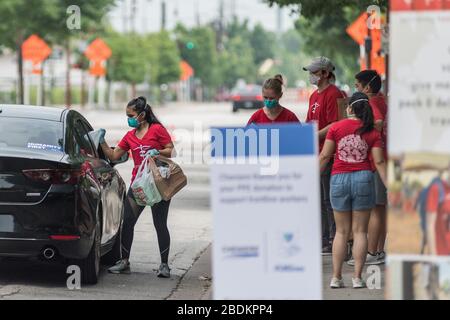 Houston, Texas, États-Unis. 8 avril 2020. Les bénévoles acceptent les fournitures médicales dans le cadre d'un effort organisé par Sylvester Turner, maire de Houston, la Fondation Astros, le projet C.U.R.E. et Cheniere Energy pour lutter contre la propagation du coronavirus mercredi 8 avril 2020, à Houston, Texas. Selon l'Organisation mondiale de la santé, la plupart des gens se rétablissent dans environ trois à six semaines selon la gravité de la maladie COVID-19. Crédit: Lynn Pennington/ZUMA Wire/Alay Live News Banque D'Images