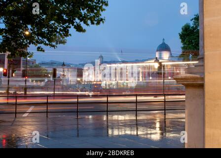 Lumières nuit pluie Trafalgar Square, Charing Cross, Londres WC2N 5DN Banque D'Images