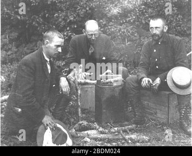 H Ambrose Kiehl et deux autres personnes assises au camp des ingénieurs près de fort Seward Alaska 1909 (KIEHL 141). Banque D'Images