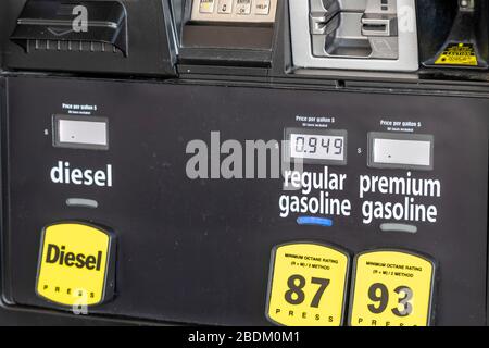 Roseville, Michigan, États-Unis. 8 avril 2020. Le prix de l'essence ordinaire est de 94,9 cents le gallon à Costco. Le ralentissement de l'économie mondiale dû à la crise du coronavirus a conduit à une surabondance de pétrole et à une baisse des prix. Crédit: Jim West/Alay Live News Banque D'Images