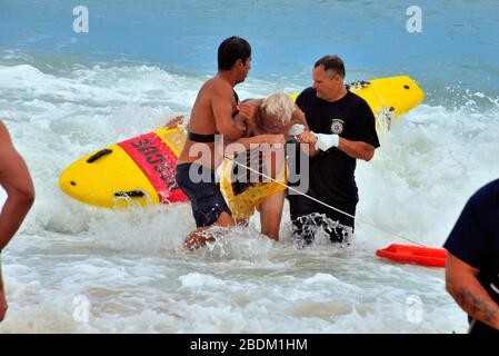 Melbourne Beach, Floride, États-Unis. 8 avril 2020. Brevard County Ocean Rescue avec Brevard County Fire Rescue, a sauvé trois personnes de l'océan Atlantique - au sud de Melbourne Beach. Les trois ont été vérifiés par le personnel de sauvetage et aucune hospitalisation requise. La plupart des plages de Floride sont fermées au public en raison de la pandémie de coronavirus, mais cet incident s'est produit devant leur complexe de condominiums au bord de l'océan. Crédit photo : Julian Leek/Alay Live News Banque D'Images