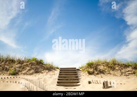 Escalier en bois menant à la plage. Banque D'Images