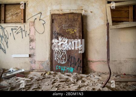 Un vieux bunker de plage abandonné après l'ouragan. Banque D'Images