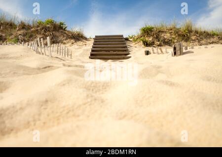 Escalier en bois menant à la plage de sable blanc. Banque D'Images