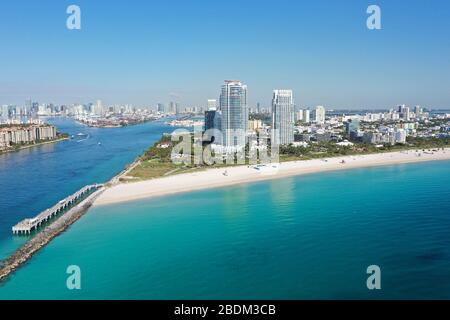 Vue aérienne de South Beach à Miami Beach, en Floride, dépourvu de personnes sous la plage pandémique de coronavirus et fermeture du parc. Banque D'Images