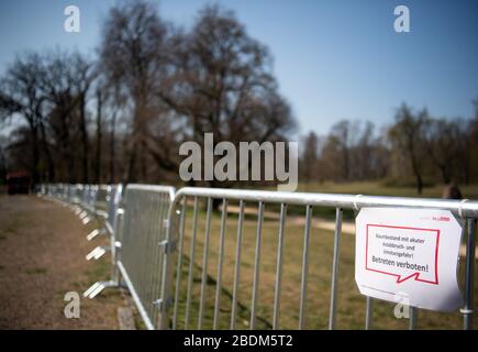 Berlin, Allemagne. 7 avril 2020. Un signe avec l'inscription 'arbre de population avec le danger aigu de tomber et de renverser! Aucun Trespassing n'est suspendu sur une clôture métallique devant le parc de Glienicker, situé à la frontière de la capitale de Brandebourg Potsdam. Le jardin paysager fait partie des palais et des parcs du patrimoine mondial de l'UNESCO de Potsdam et de Berlin (paysage culturel de Potsdam). Crédit: Soeren Stache/dpa-Zentralbild/ZB/dpa/Alay Live News Banque D'Images