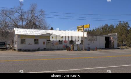 Vieille station d'essence dans le village de Benton - BENTON, USA - Le 29 mars 2019 Banque D'Images