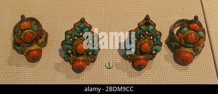 Parures pour cheveux, Tibet, 1644-1911 AD, argent doré, corail, turquoise Banque D'Images