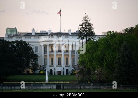 Washington, États-Unis. 08 avril 2020. Une vue générale de la Maison Blanche à Washington, DC, le mercredi 8 avril 2020, comme on l'a vu dans le contexte de l'épidémie mondiale de coronavirus. Comme les cas confirmés ont atteint 1,5 million dans le monde entier, avec plus de 400 000 aux États-Unis seulement, les rapports de presse ont révélé une réponse à la traîne de l'administration Trump dans les premiers jours de l'épidémie. (Graeme Sloan/Sipa USA) crédit: SIPA USA/Alay Live News Banque D'Images