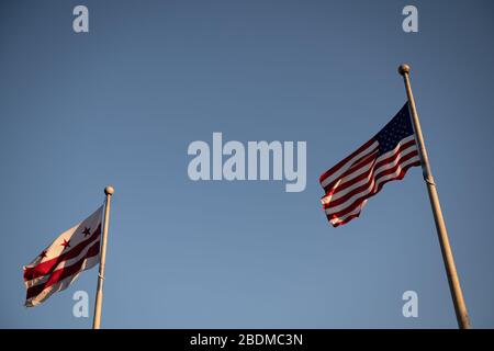 Washington, États-Unis. 08 avril 2020. Le drapeau américain et le drapeau du District de Columbia volent côte à côte à Washington, DC, le mercredi 8 avril 2020, comme on l'a vu au milieu de l'épidémie mondiale de coronavirus. Comme les cas confirmés ont atteint 1,5 million dans le monde entier, avec plus de 400 000 aux États-Unis seulement, les rapports de presse ont révélé une réponse à la traîne de l'administration Trump dans les premiers jours de l'épidémie. (Graeme Sloan/Sipa USA) crédit: SIPA USA/Alay Live News Banque D'Images