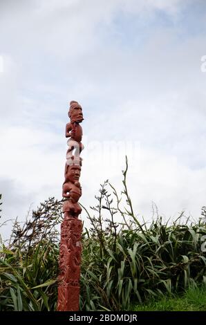 WELLINGTON, NOUVELLE-ZÉLANDE - 4 avril 2020: Mât totem maori sur le mont victoria à wellington en journée de la fonte Banque D'Images