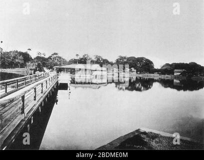 Jardin Hama-rikyu, vue sur le pont et le treillis. Banque D'Images