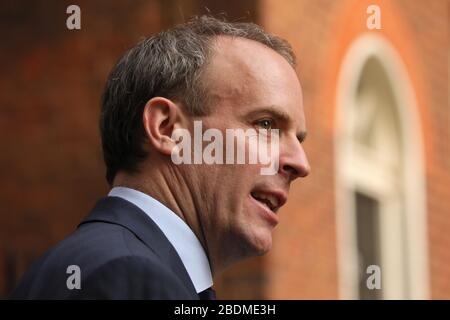 (200409) -- LONDRES, le 9 avril 2020 (Xinhua) -- le secrétaire britannique aux Affaires étrangères Dominic Raab arrive au 10 Downing Street pour une réunion à Londres, Grande-Bretagne, le 8 avril 2020. Au cours de la séance d'information quotidienne de mercredi sur Downing Street, le chancelier de l'Échiquier Rishi Sunak a déclaré que la situation du premier ministre Boris Johnson s'améliore et reste en soins intensifs. Johnson a été admis à l'hôpital St Thomas de Londres avec des 'symptômes persistants' dimanche soir, 10 jours après avoir testé positif pour COVID-19. Il a été transféré en soins intensifs lundi soir après que ses symptômes de coronavirus se sont aggravés. (Photo par Ti Banque D'Images