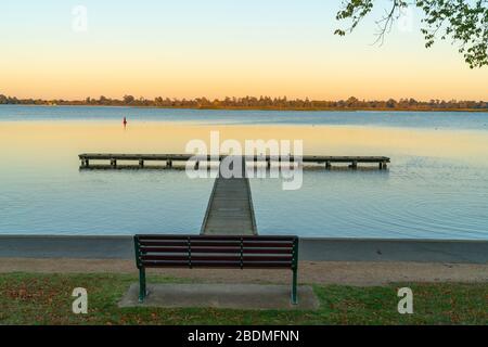 Jetée en forme de T au bord du lac calme Wendouree juste avant le lever du soleil Ballarat, Australie. Banque D'Images