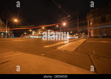 Ballarat Australie - 15 mars 2020; Mair Street la nuit avec ses bâtiments victoriens sous la lumière de la rue dans la ville historique à l'intersection de Mair et Banque D'Images