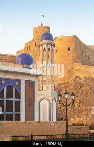 En fin d'après-midi à la mosquée Masjid Al Khor et au fort d'Al Mirani, dans la vieille ville de Muscat, capitale du Sultanat d'Oman. Banque D'Images