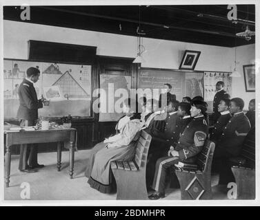 Hampton Institute, Hampton, Virginie, 1899 - étudiants africains et indiens d'origine masculine et féminine en classe d'histoire ancienne étudiant l'Egypte Banque D'Images