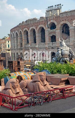 Des décors pour le festival de l'Opéra de Vérone (Arena di Verona Festival) à l'extérieur de l'arène de Vérone Banque D'Images