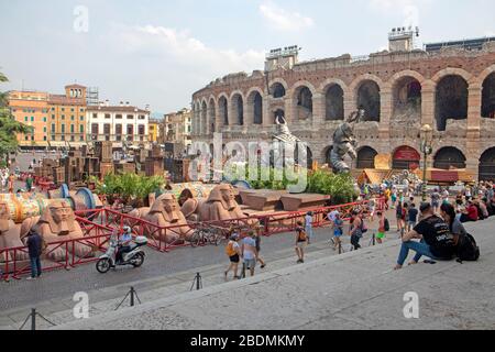 Des décors pour le festival de l'Opéra de Vérone (Arena di Verona Festival) à l'extérieur de l'arène de Vérone Banque D'Images