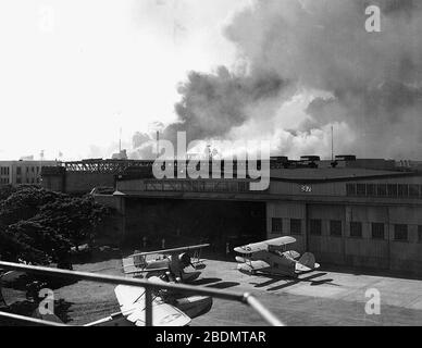 Hangar 37 NAS Ford Island pendant l'attaque de Pearl Harbor 1941. Banque D'Images