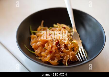 Mélangez le palourdes de Geoduck frit dans la sauce XO. Fruits de mer chinois servis sur une plaque noire Banque D'Images