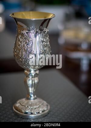 Isolé près d'Élie la coupe d'argent du prophète le soir du Seder à la fête juive de la Pâque - Israël Banque D'Images