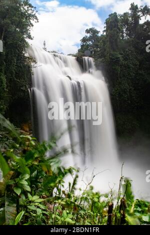 Cascades situées sur le plateau de Bolaven Banque D'Images