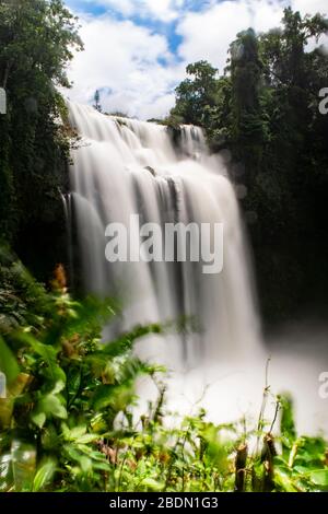 Cascades situées sur le plateau de Bolaven Banque D'Images