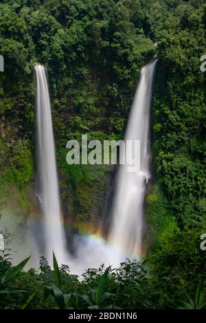 Cascades situées sur le plateau de Bolaven Banque D'Images