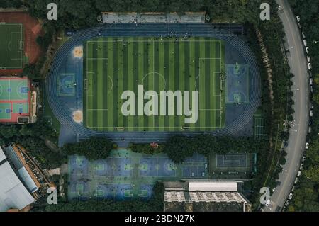 Tir aérien de drone de basket-ball et de football à l'école moyenne de Chongqing, Chine Banque D'Images