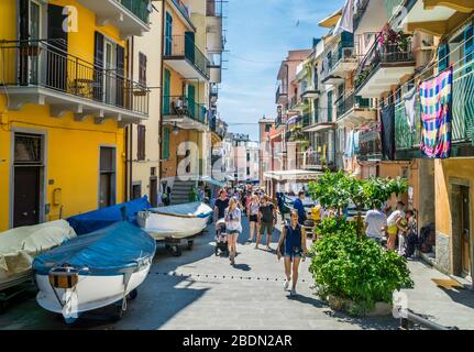 Bateaux de pêche garés dans une allée de l'ancien village côtier de Manarola dans les Cinque Terre de la Riviera Ligure di Levante, Ligurie, Italie Banque D'Images