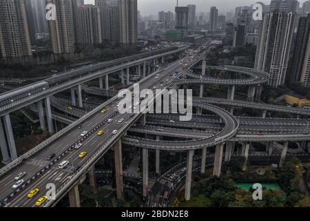 Prenez un cliché aérien de l'autoroute de survol vers le pont E'GongYan à Chongqing, en Chine Banque D'Images