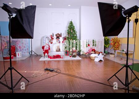 studio photo avec softbox . Chambre de Noël décorée avec un beau arbre . Décor et arbre du nouvel an dans la salle de jeux pour enfants. Intérieur moderne Banque D'Images