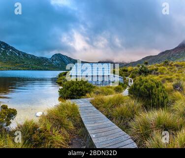 Vue emblématique le long de la promenade menant à la maison de bateaux en bois sur le lac Dove, dans le parc national Cradle Mountain en Tasmanie, en Australie. Banque D'Images