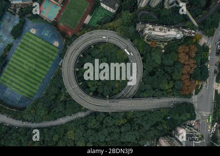 Vue aérienne aérienne aérienne d'un pont aérien à double cercle de 720 degrés dans des bâtiments résidentiels de buissons à Chongqing, dans le sud-ouest de la Chine Banque D'Images