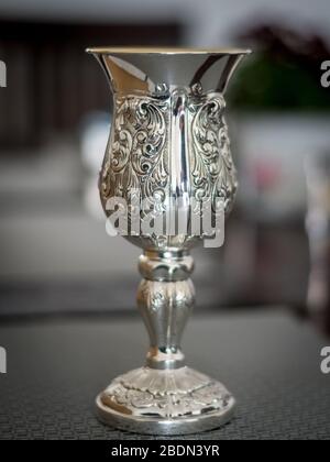 Isolé près d'Élie la coupe d'argent du prophète le soir du Seder à la fête juive de la Pâque - Israël Banque D'Images