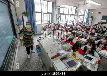 9 avril 2020, Chongqing, Chongqing, Chine: SichuanÃ¯ÂμÅ'CHINA-COVID - 19 bien que dans une certaine mesure, ait affecté l'épidémie dans la province de sichuan, Chine pour plus de 1450 élèves du secondaire du milieu scolaire trois fois académique et psychologique, mais depuis le 1er avril classes d'école, les enseignants et les élèves ensemble, la science et avoir une bonne compréhension de la prévention des épidémies et du contrôle de l'ensemble de l'ordre d'enseignement scolaire dès que possible de retour à la normale, les élèves sont dans un bon état d'esprit, facile à préparer pour l'examen d'entrée de collège reporté à début 7, rechercher une vie meilleure i Banque D'Images