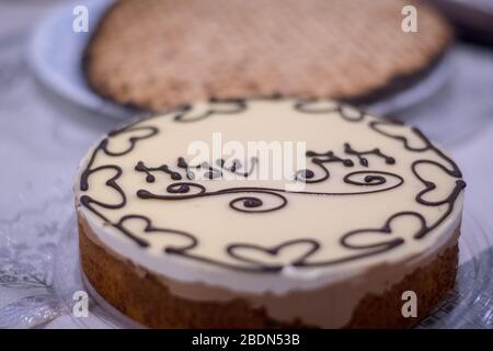 Isolé près d'un délicieux gâteau au chocolat casher sur la table de Seder la nuit de la Pâque - Israël Banque D'Images