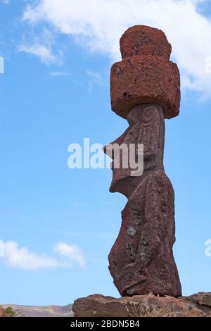 Tête de Moai avec pukao sculpté dans le rouge de la scorie sur l'île de Pâques, Chili. Vue latérale Banque D'Images