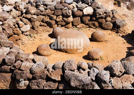 Navel du monde, une grande pierre ronde entourée de mur de roche sur l'île de Pâques. Quatre pierres environnantes représentent les quatre directions cardinales. Banque D'Images