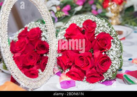 Habillez la robe de mariage. Le miroir de la rose est miroir . l'opposé des roses de mariage tombe dans le miroir. Banque D'Images