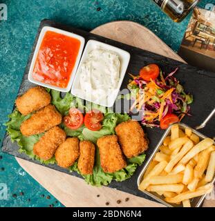 pépites de poulet avec frites, salade et ketchup Banque D'Images
