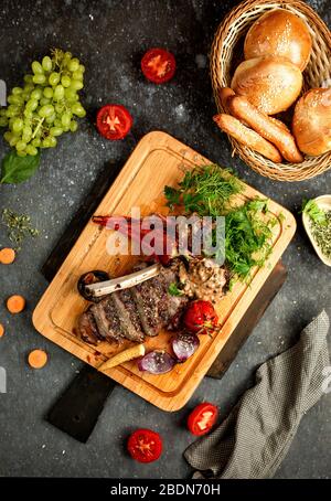 viande frite avec légumes sur une planche en bois Banque D'Images